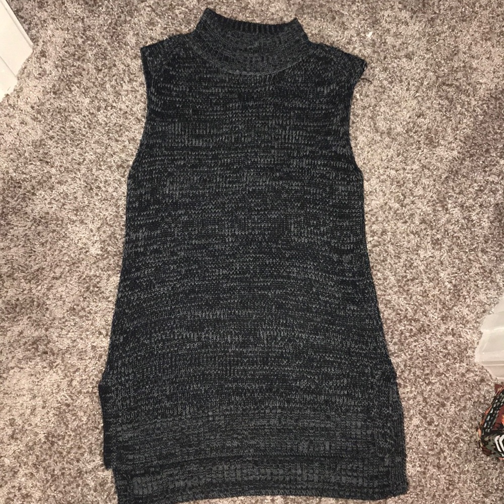 Long sleeveless top